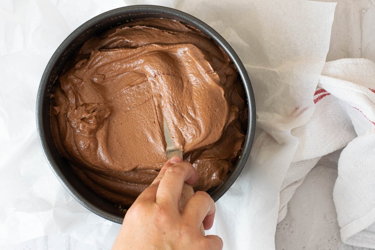 Vertemos la mousse en el molde de la tarta de mousse de chocolate