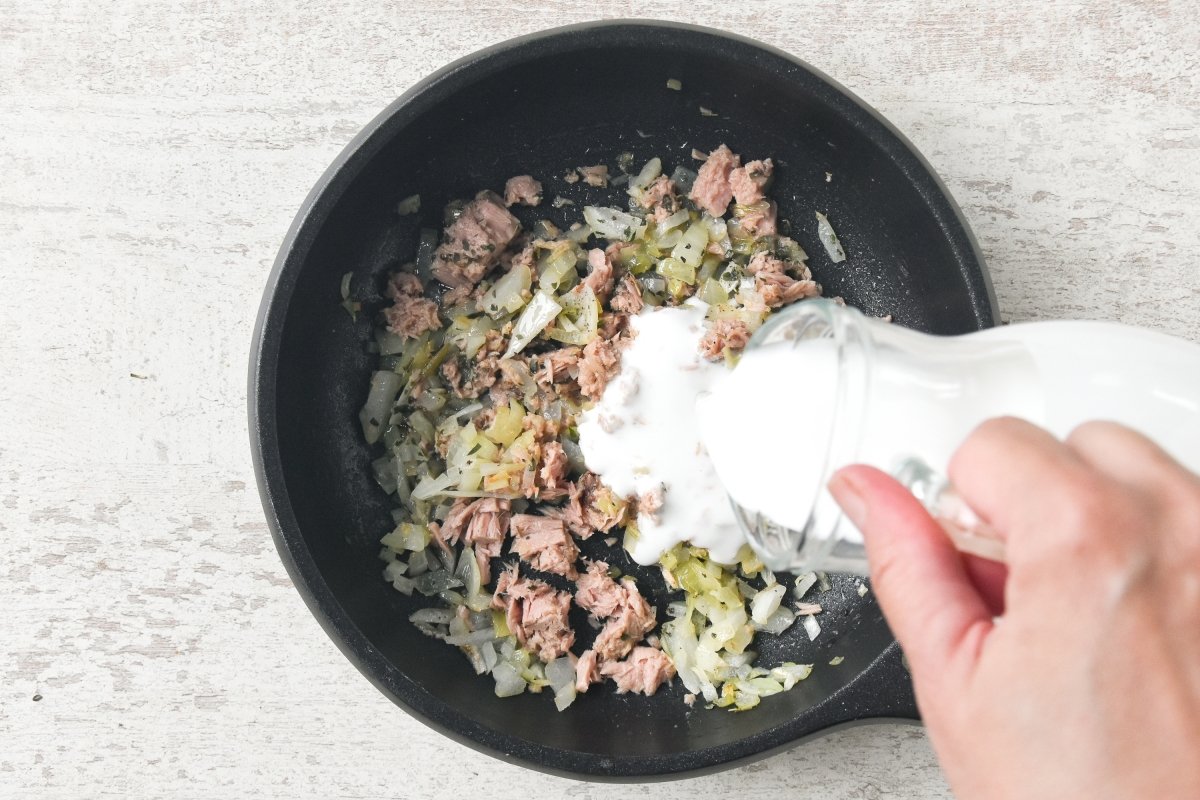 Vertemos la nata para cocinar en la sartén
