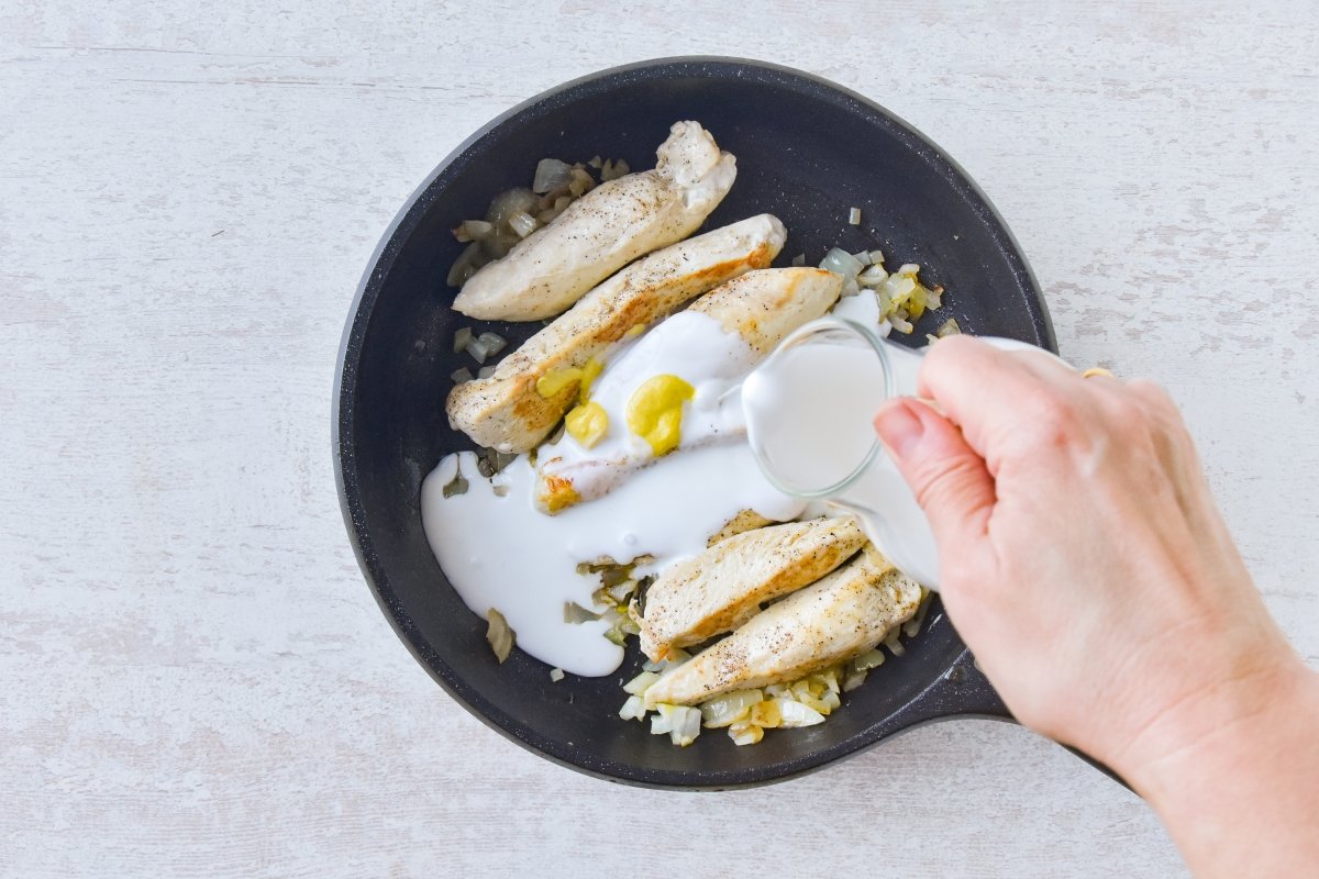 Vertemos la nata para cocinar sobre el pollo