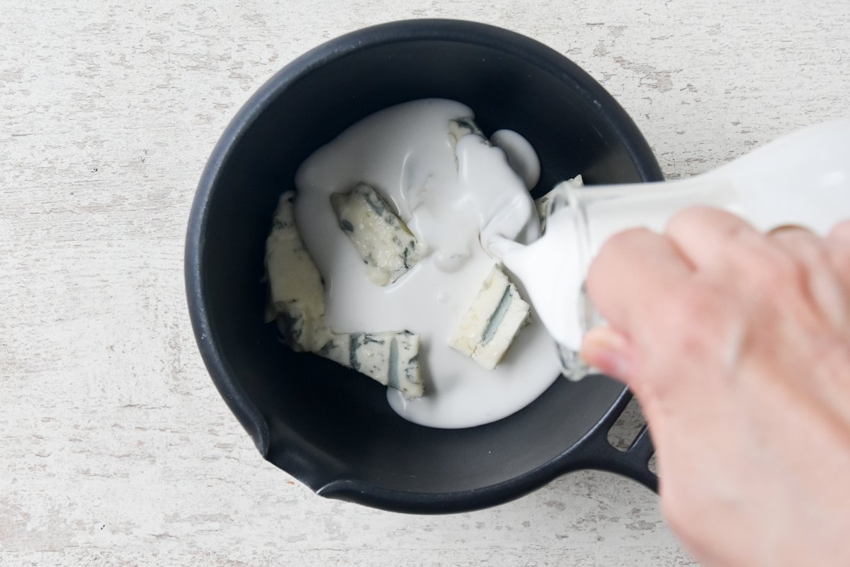 Vertemos la nata sobre el queso azul