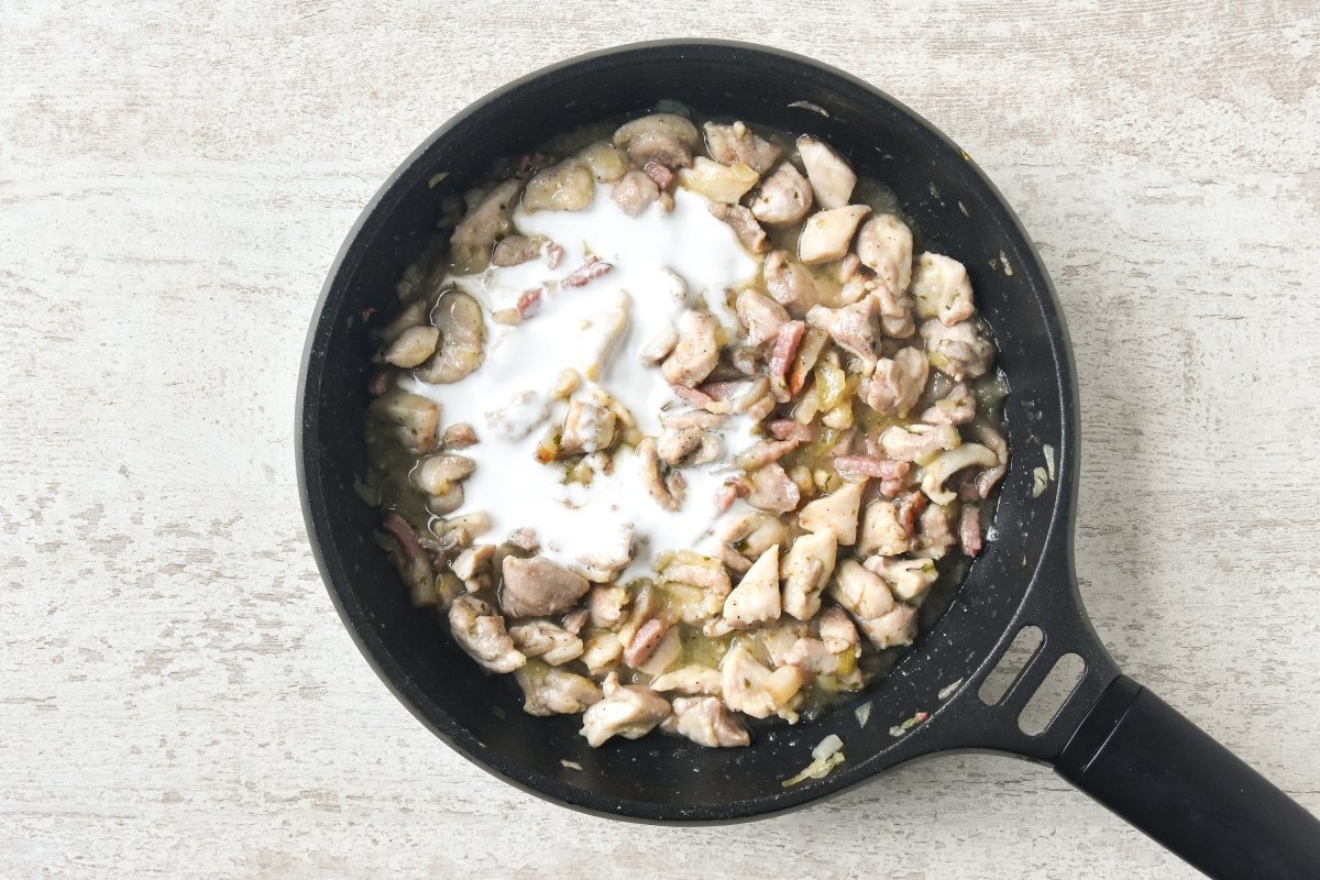Vertemos la nata sobre el relleno de pollo