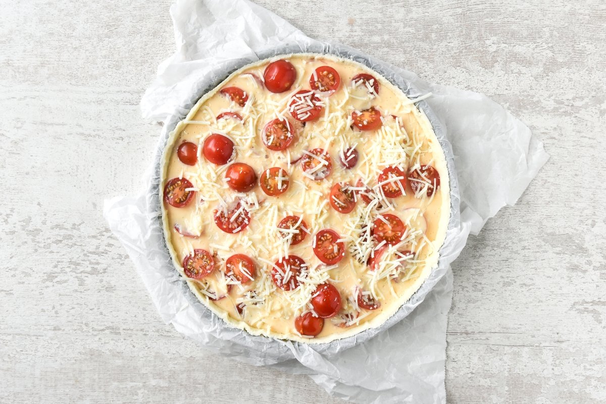 Vertemos los huevos y el resto de tomates y queso