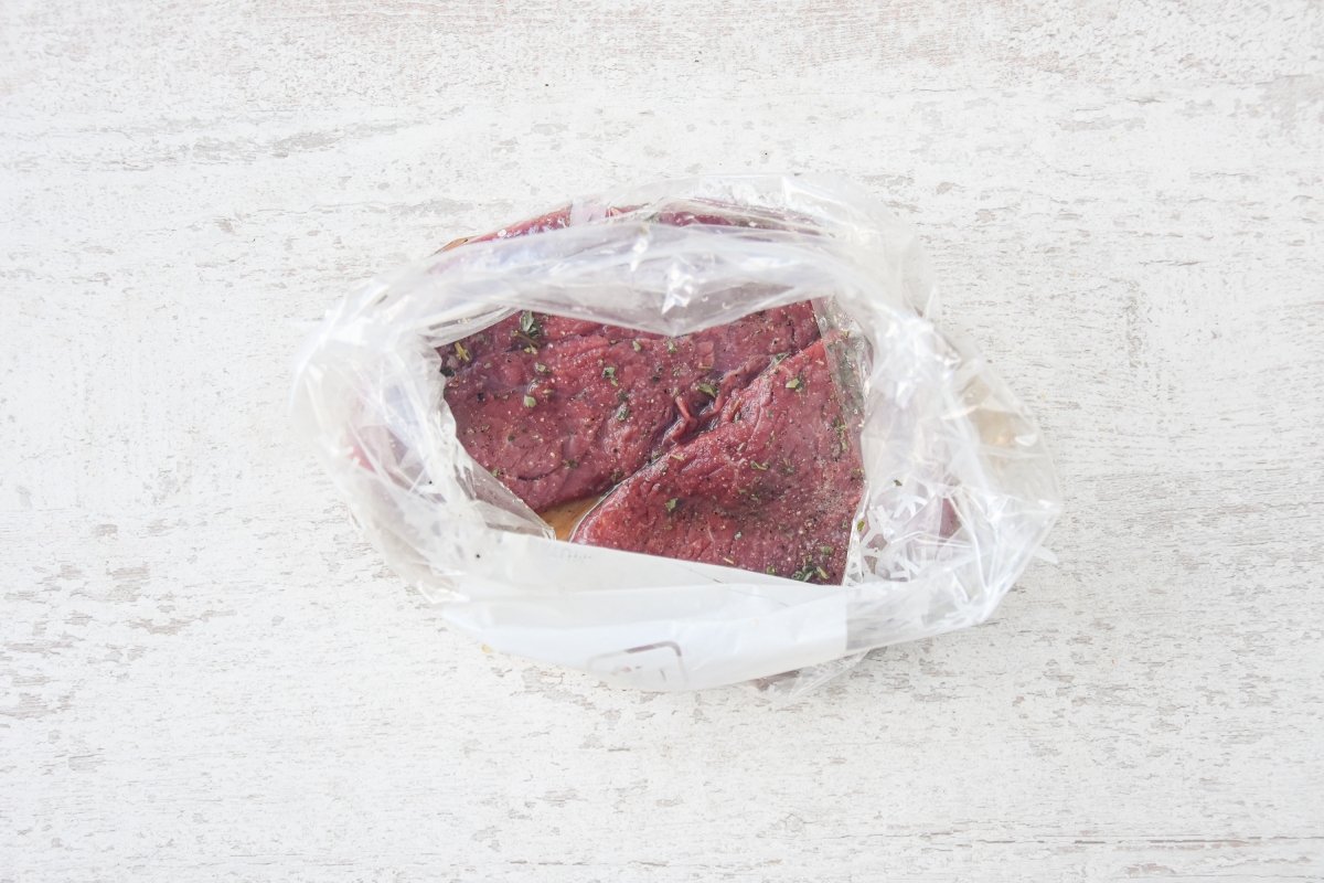 Vertemos vinagre sobre la carne condimentada