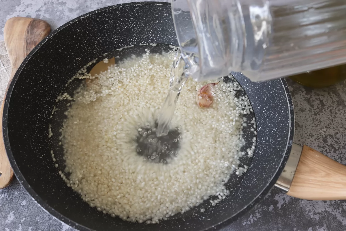 Arroz a la cubana 6 Verter agua arroz a la cubana