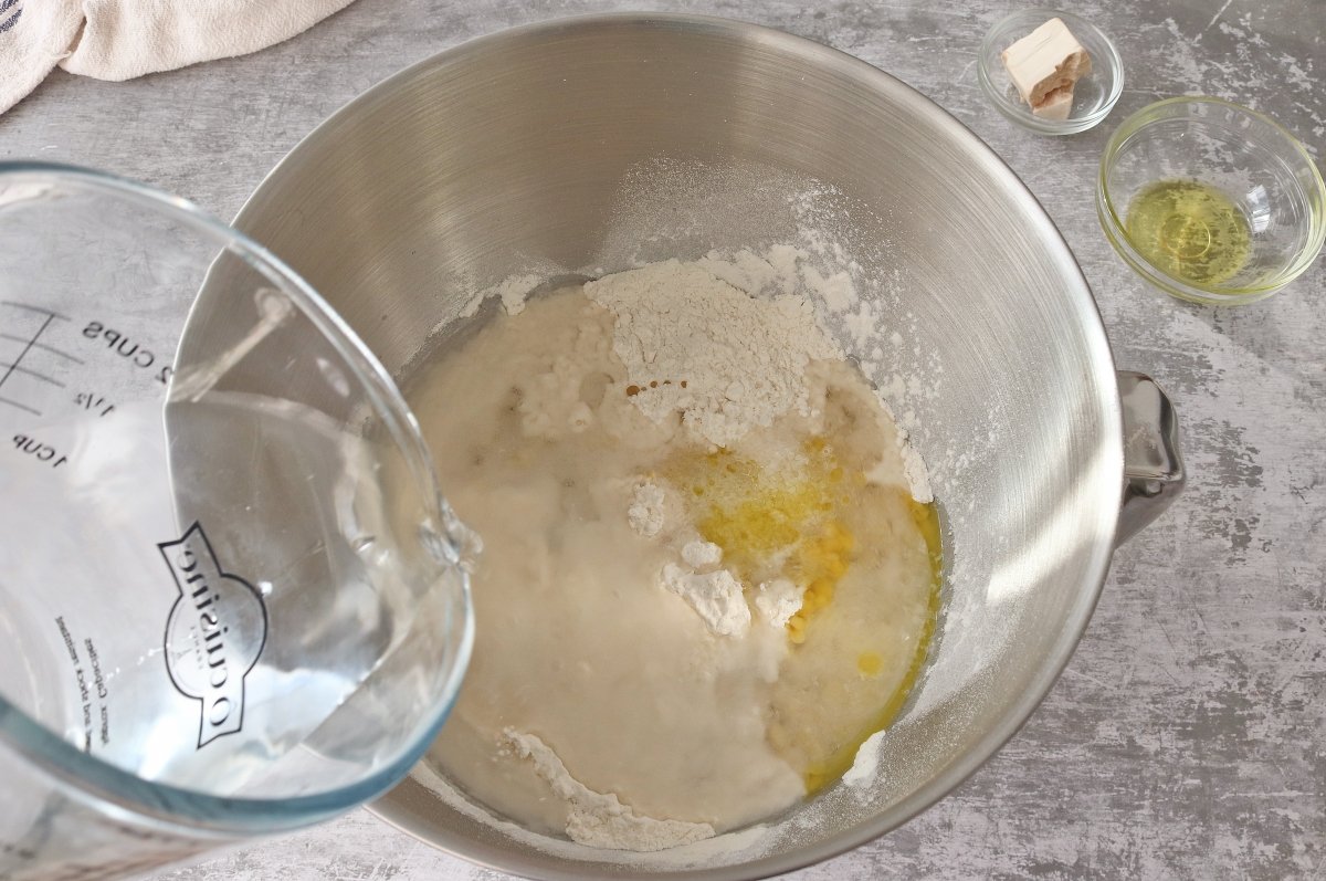 Verter agua coca de pan dulce