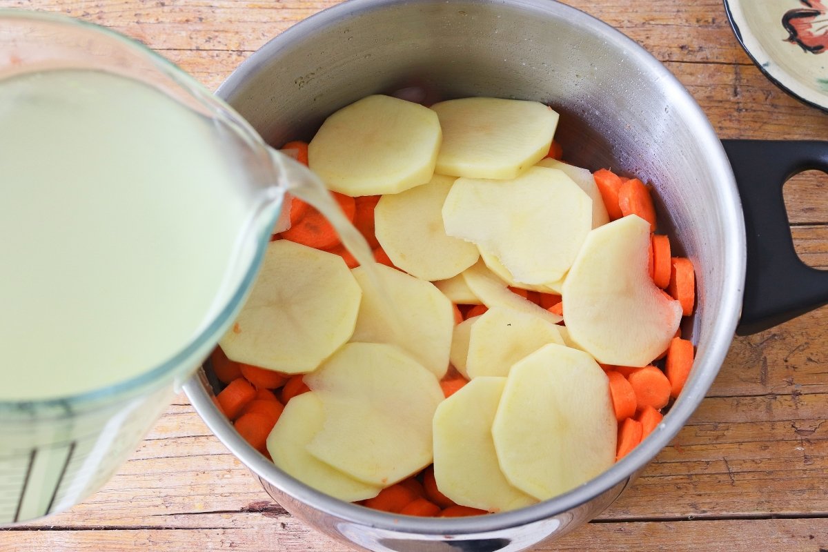 Verter caldo puré de zanahorias