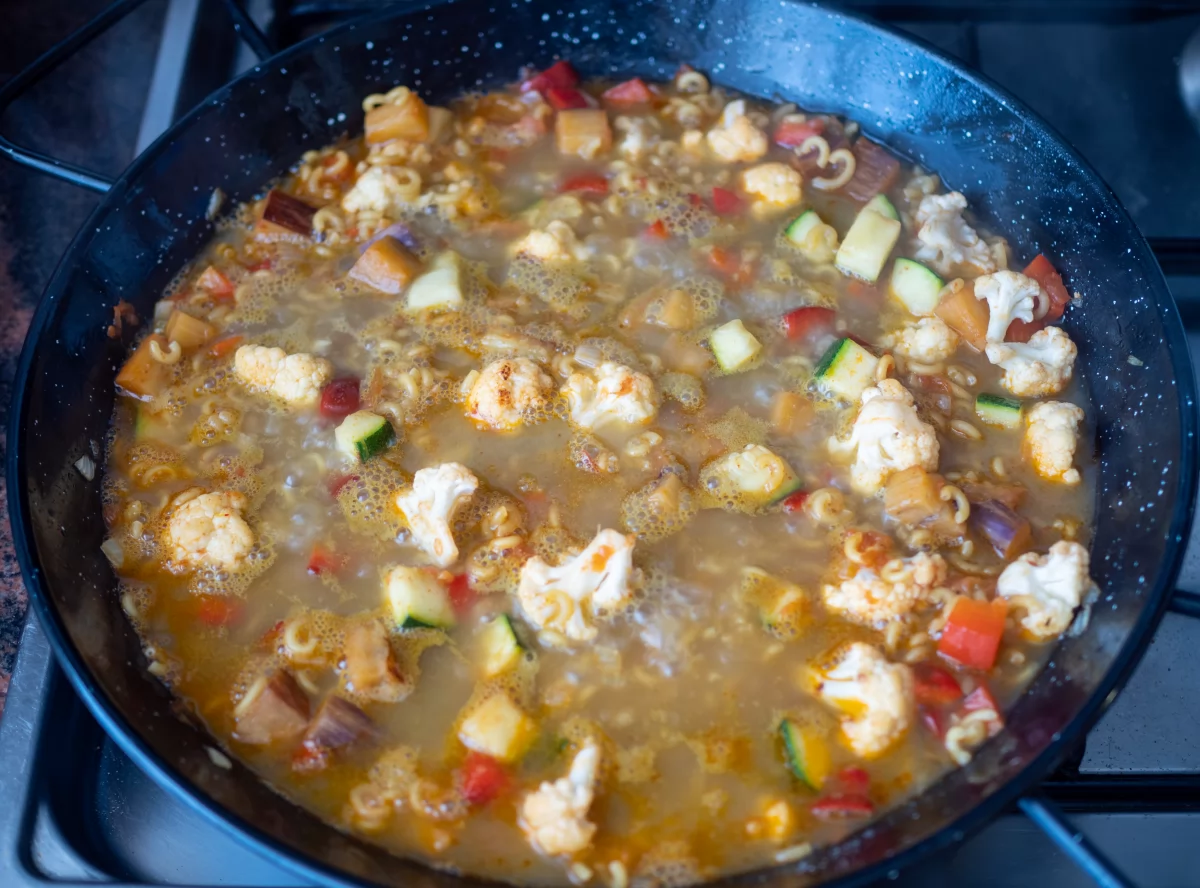 Fideuá de verduras 9 Verter el caldo caliente y cocer 7 minutos para la fideuá de verduras