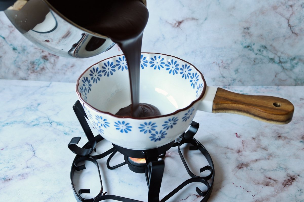 Verter el chocolate fundido en la fondue