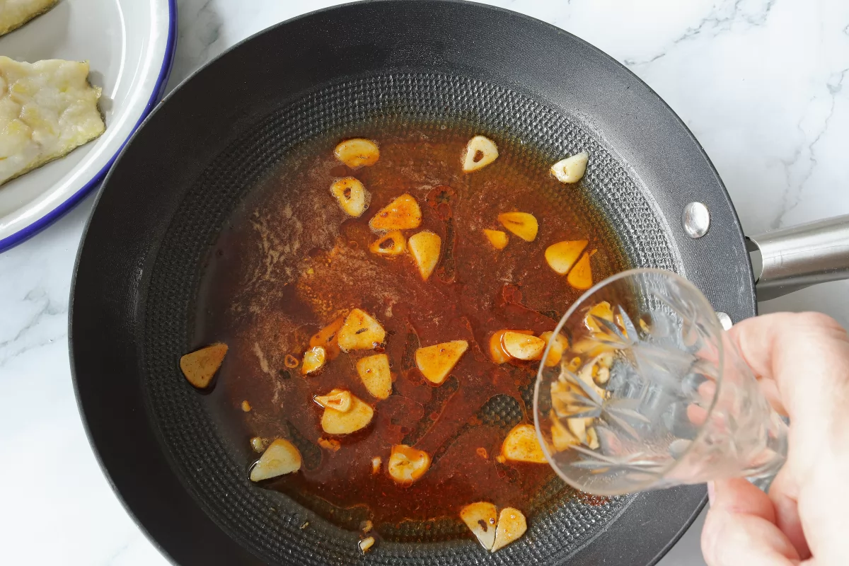 Verter el vino para el bacalao a la llauna