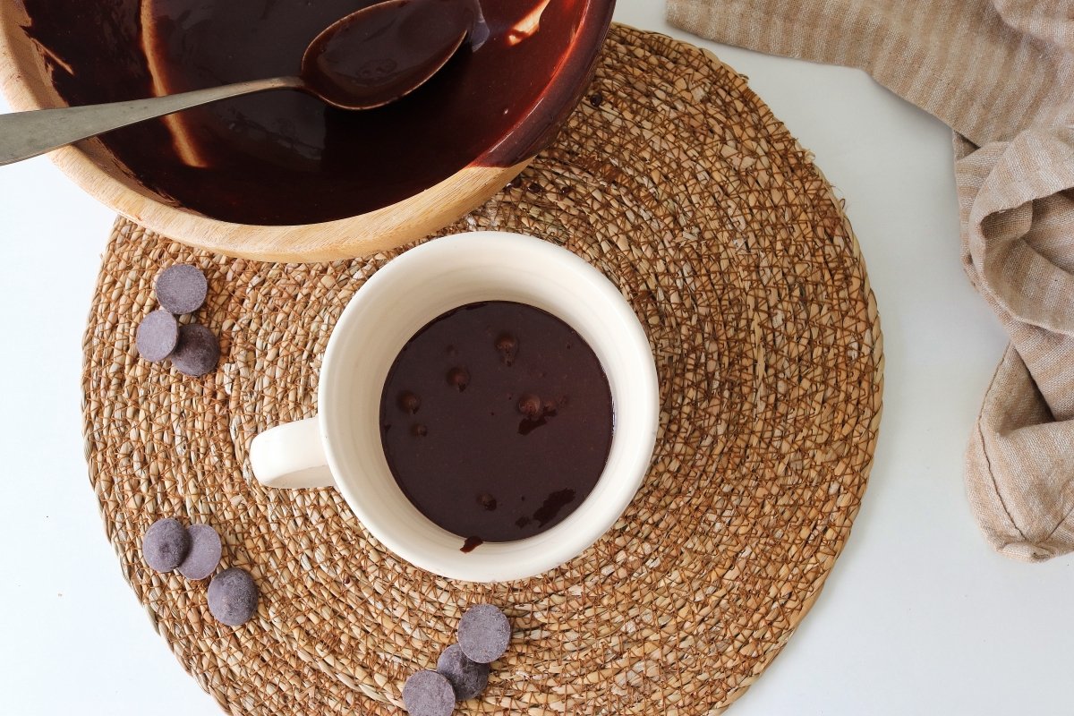 Verter en taza mug cake de chocolate en microondas