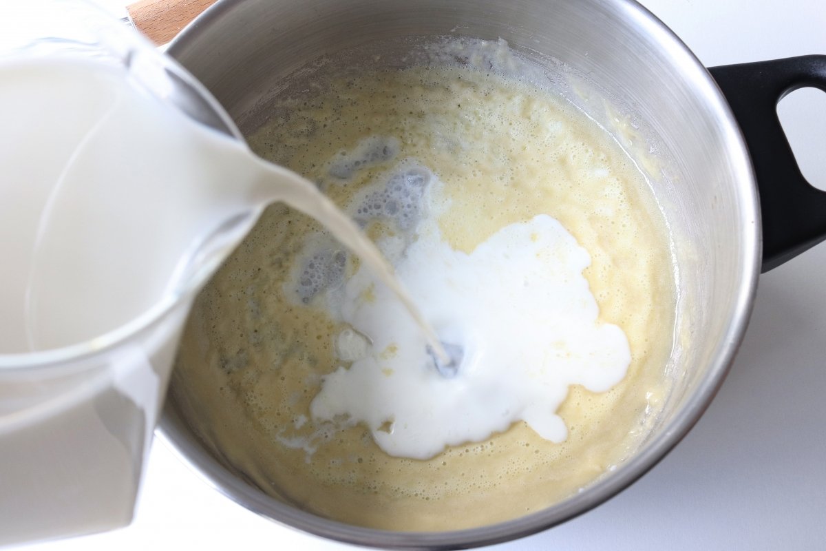 Verter la leche para la salsa Mornay