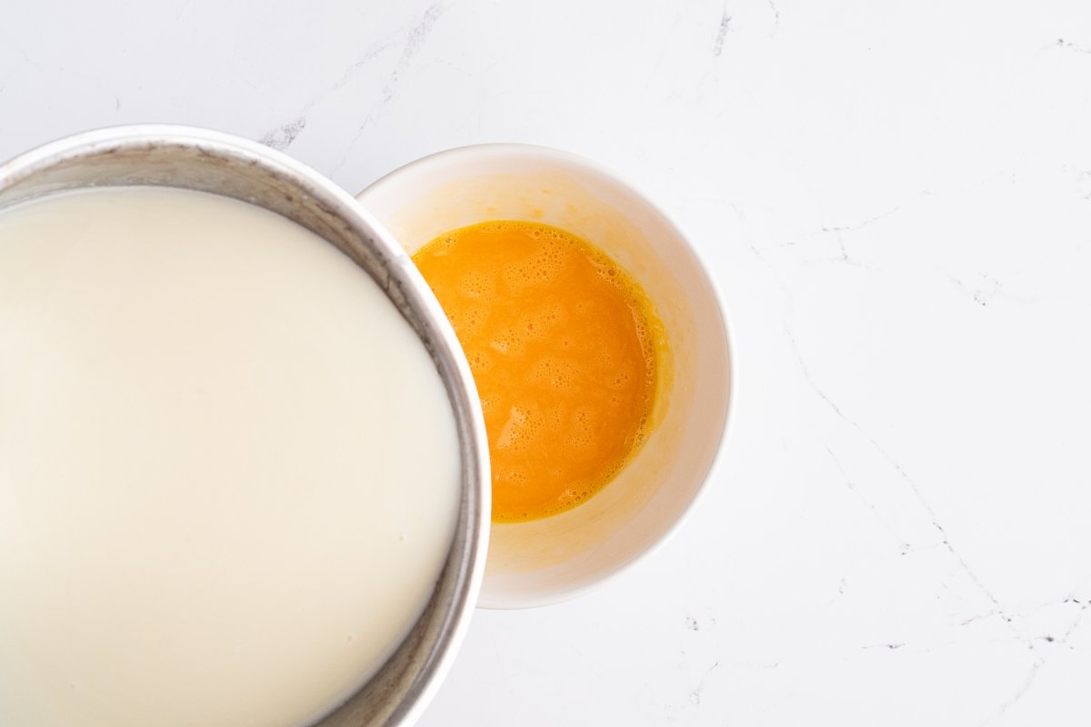 Verter la leche sobre las yemas del helado