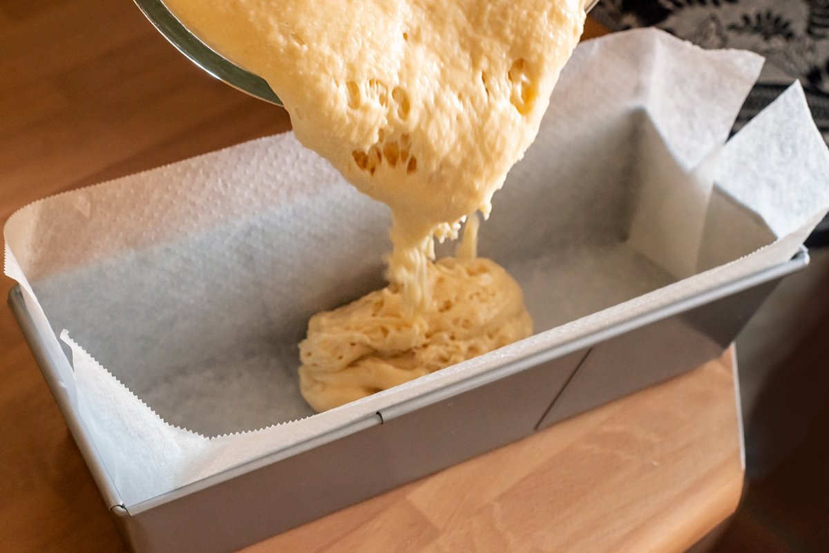 Verter la masa de bizcocho panadero en el molde