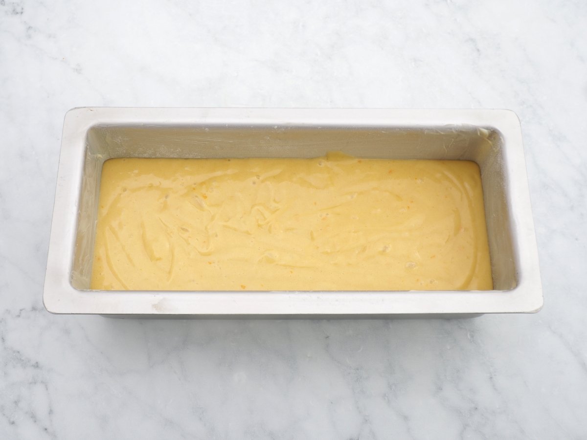 Verter la masa del bizcocho en un molde engrasado con mantequilla