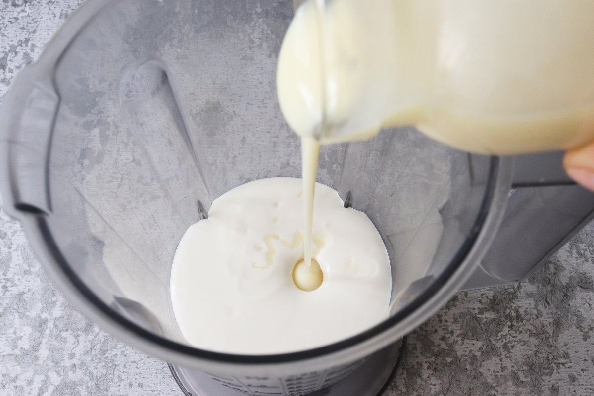 Verter la nata y la leche condensada para el Baileys