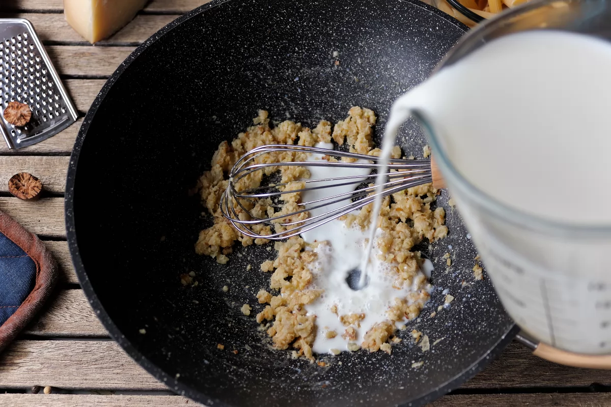 Macarrones con bechamel y jamón cocido 4 verter leche para la bechamel *