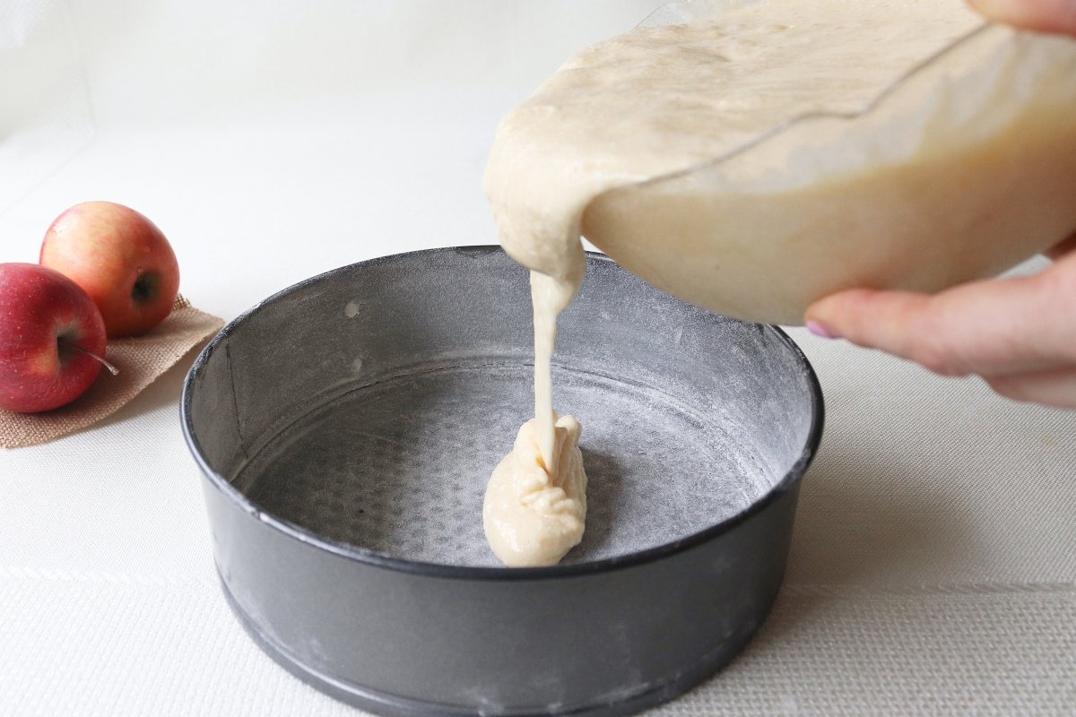 Verter masa en molde para bizcocho de manzana