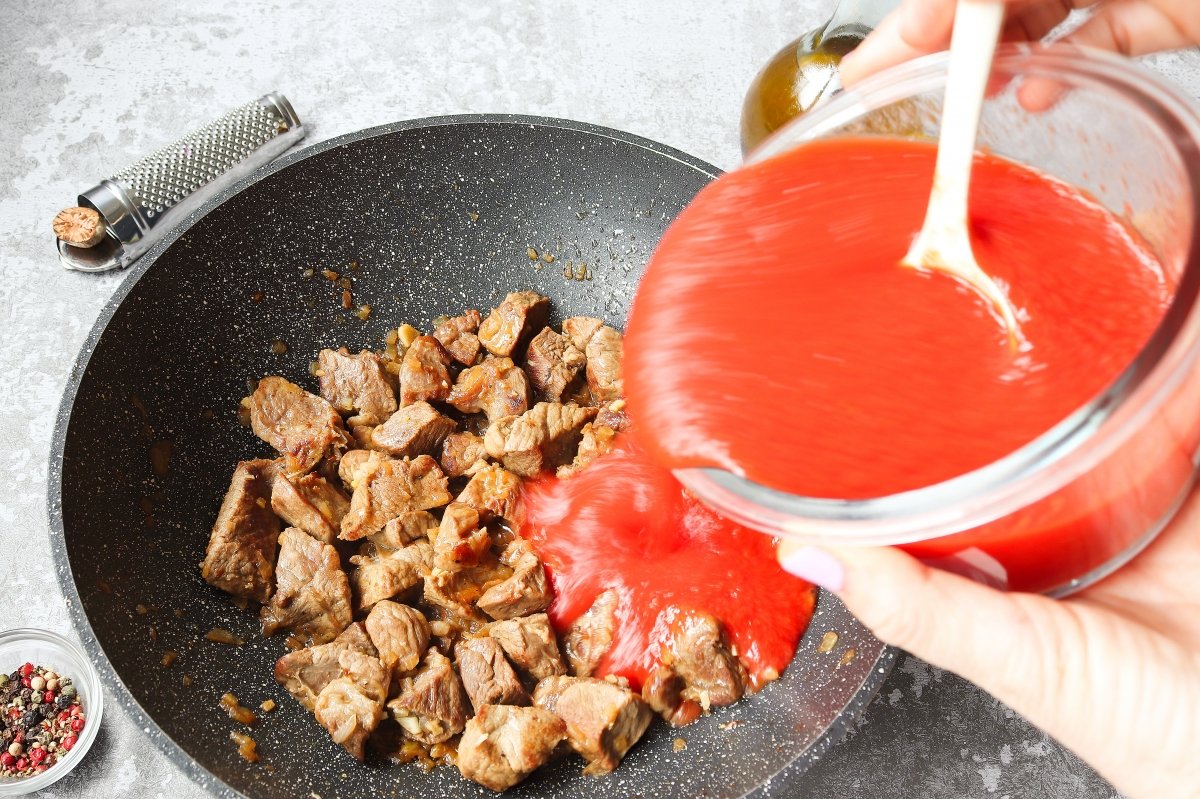 Verter tomate carne de ternera con tomate