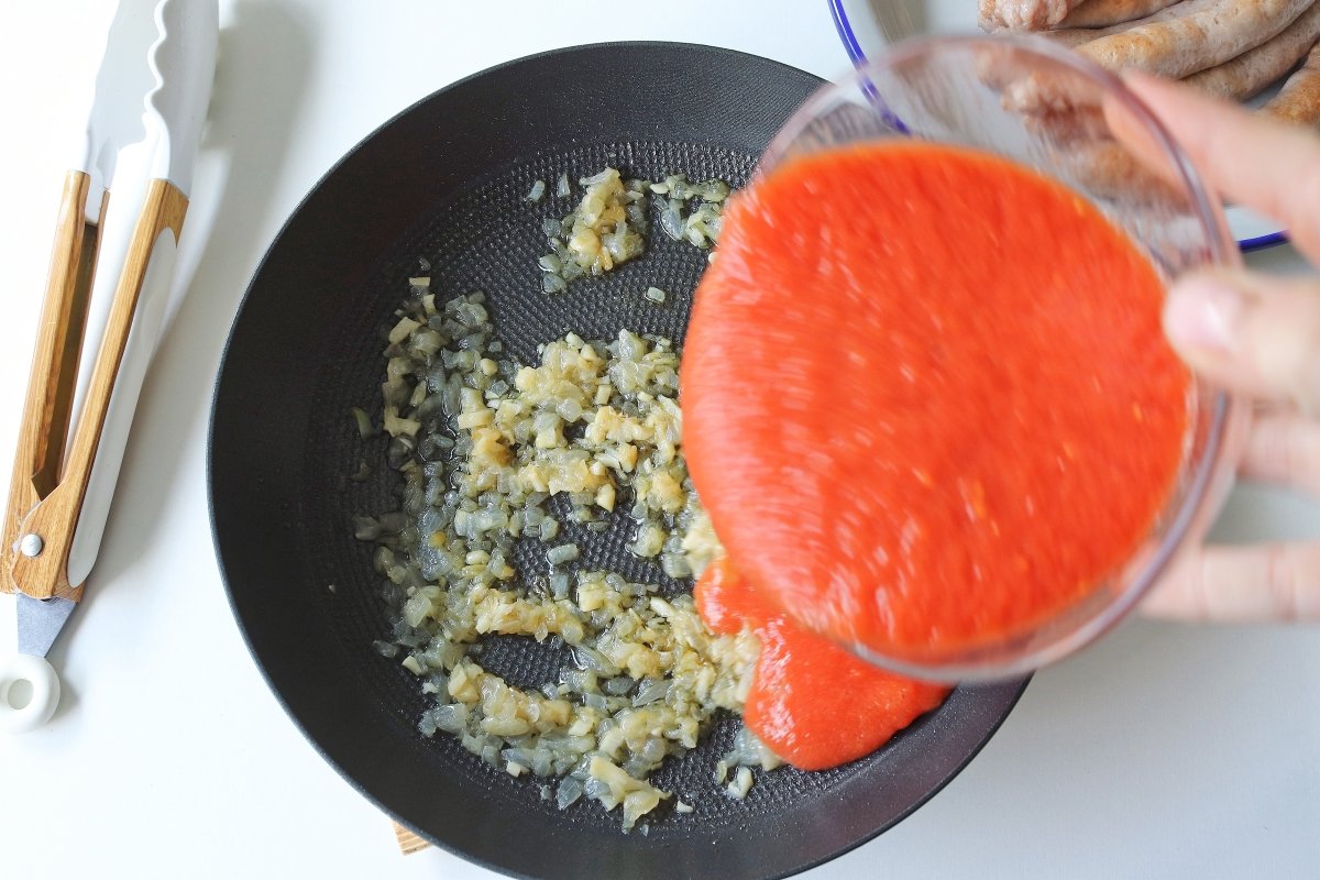 Verter tomate salchichas con tomate