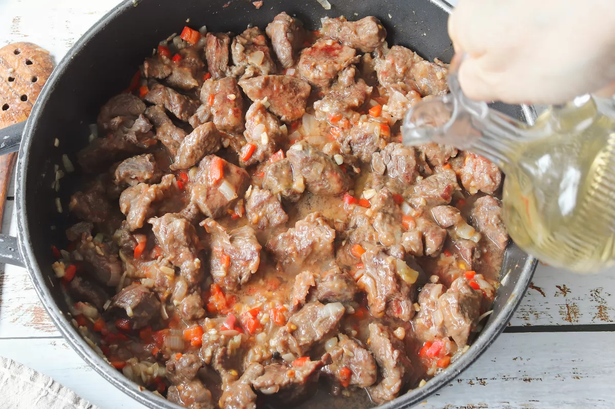 Verter vino caldereta de carne de ternera
