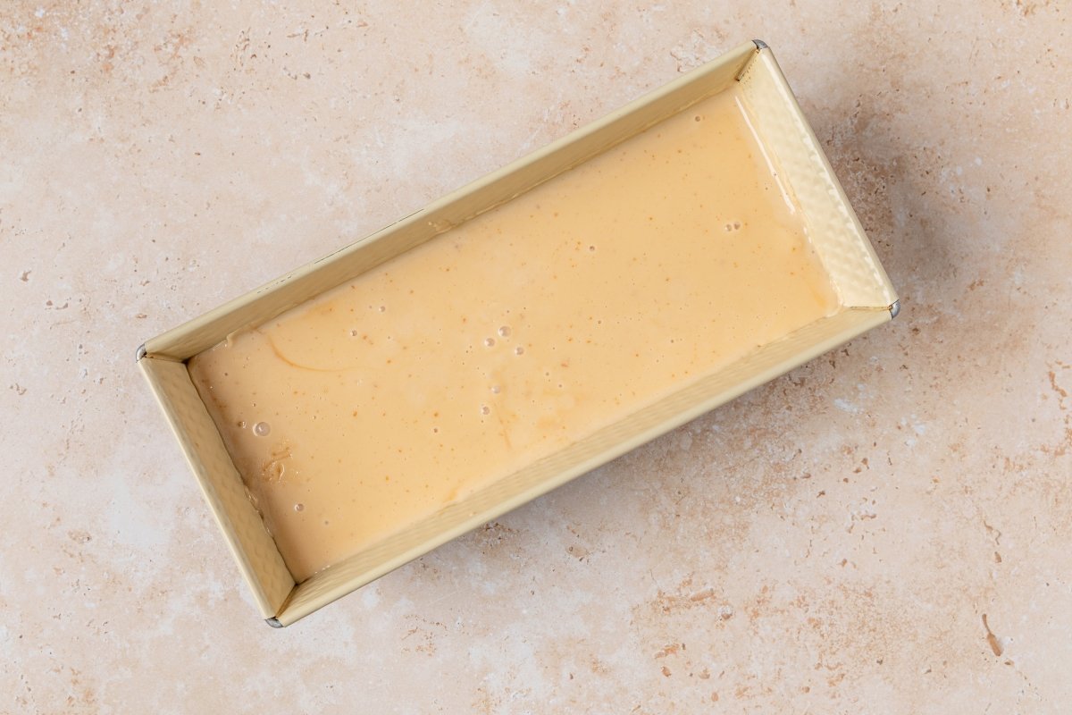 Vertiendo en molde el flan de turrón en Thermomix