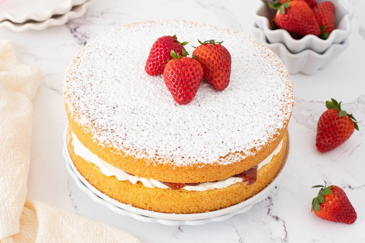 Victoria sponge cake en el plato