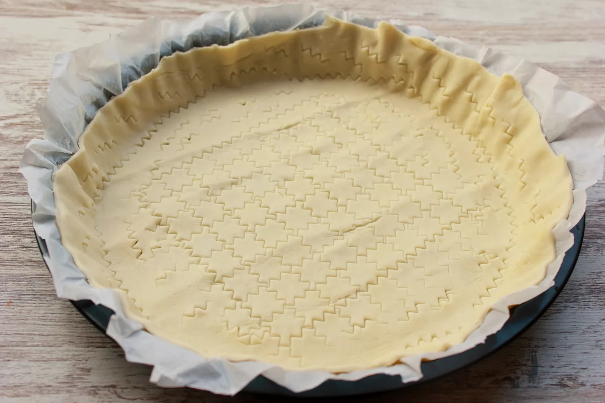 Vista de la masa de hojaldre dentro del molde *