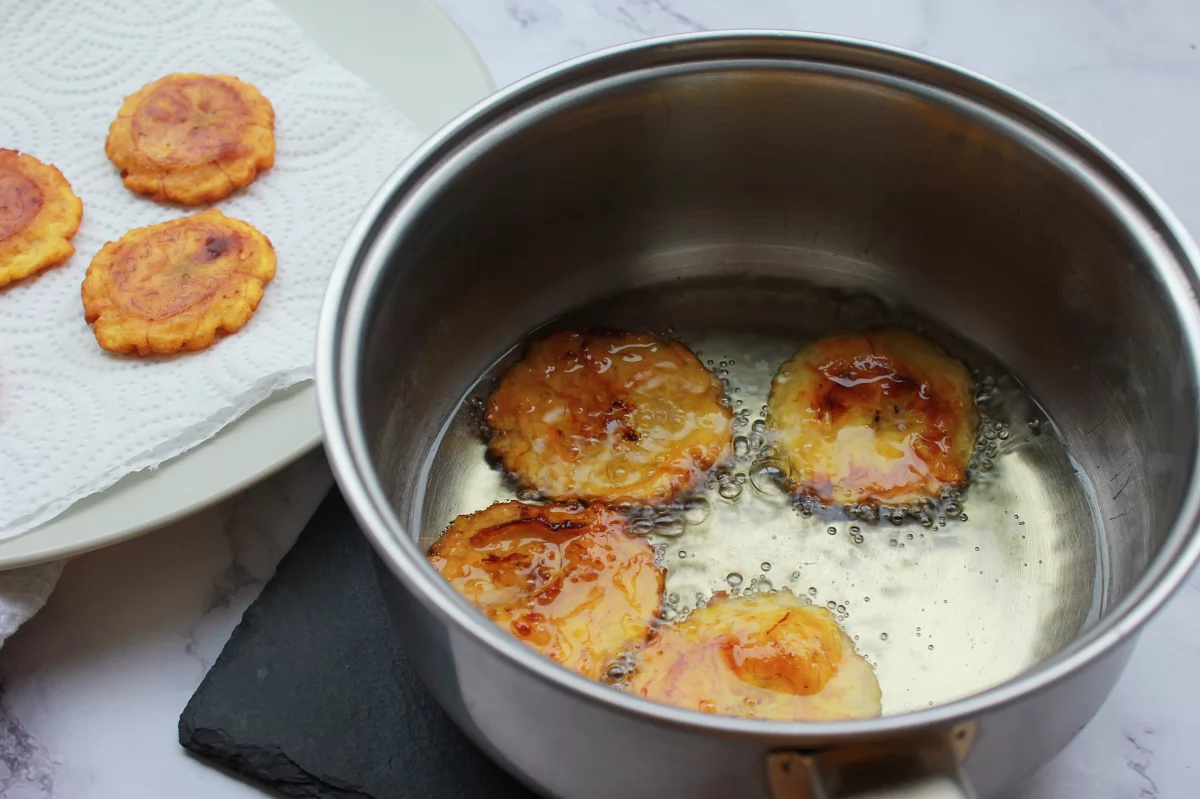 Patacones (tostones) 6 Vista de la segunda fritura de las rodajas de plátano aplastadas *