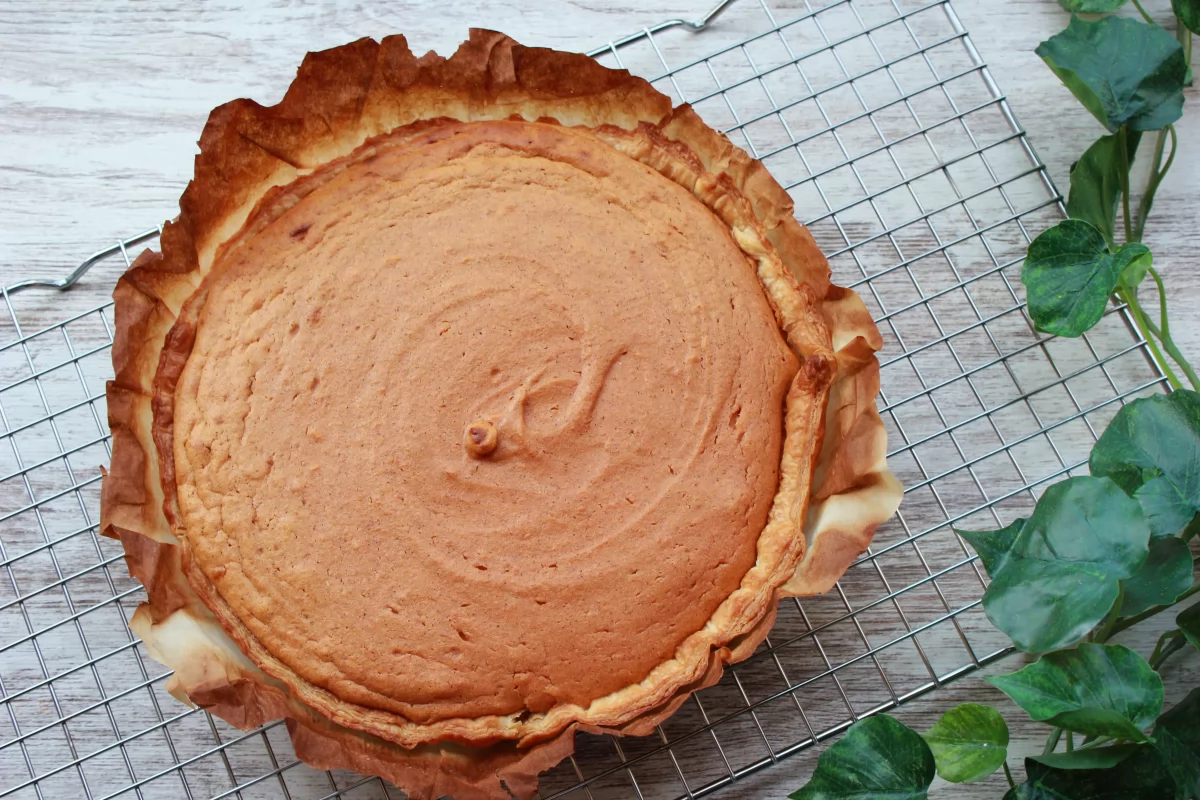 Vista de la tarta de boniato desmoldada sobre una rejilla *