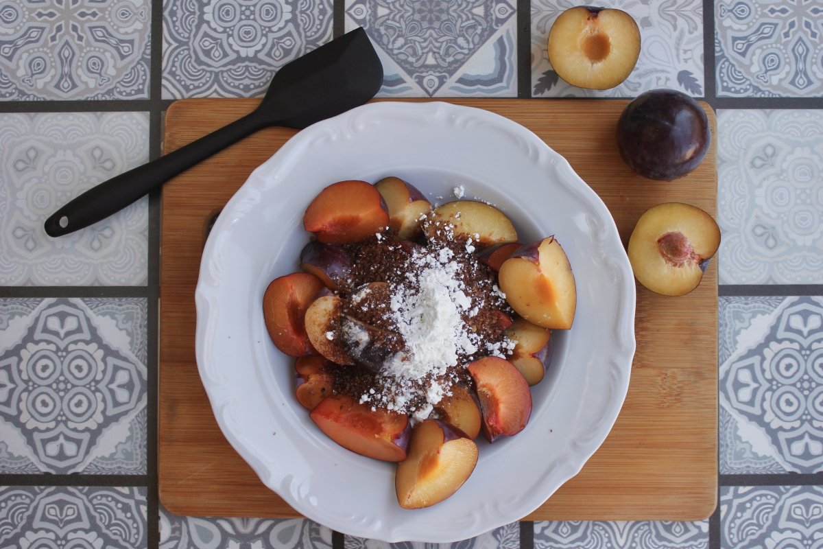 View of the chopped plums with the other ingredients