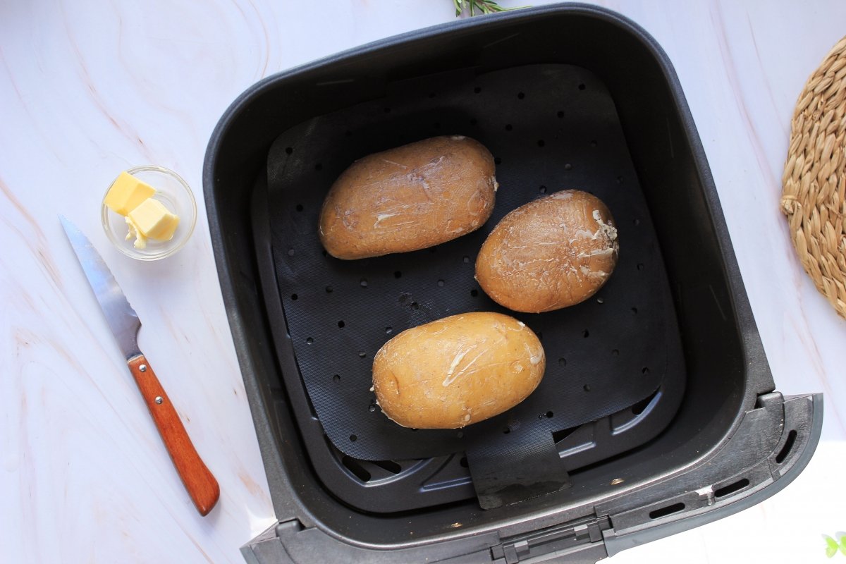 Vista de las patatas dentro de la cubeta antes de asarse