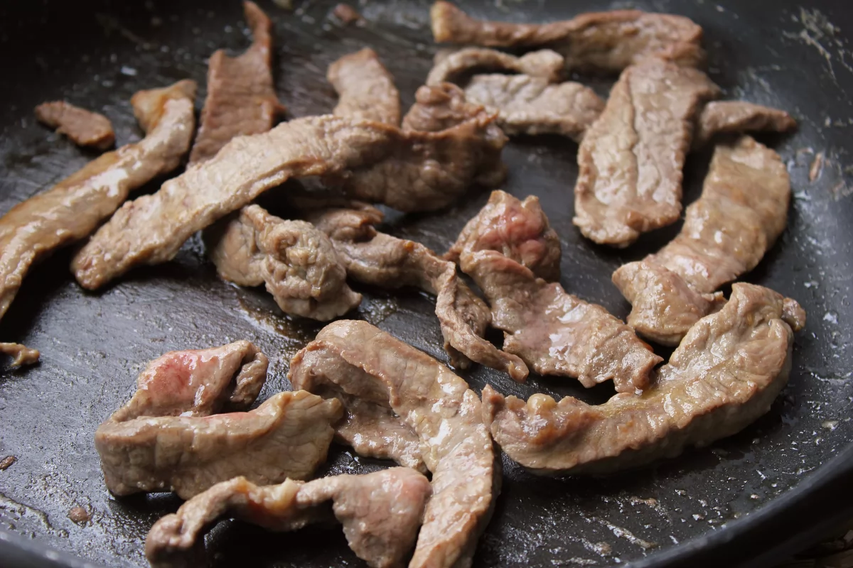 Vista de las tiras de ternera durante su salteado