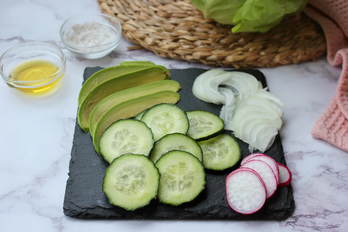 Vista de los demás ingredientes troceados para añadir a la ensalada *