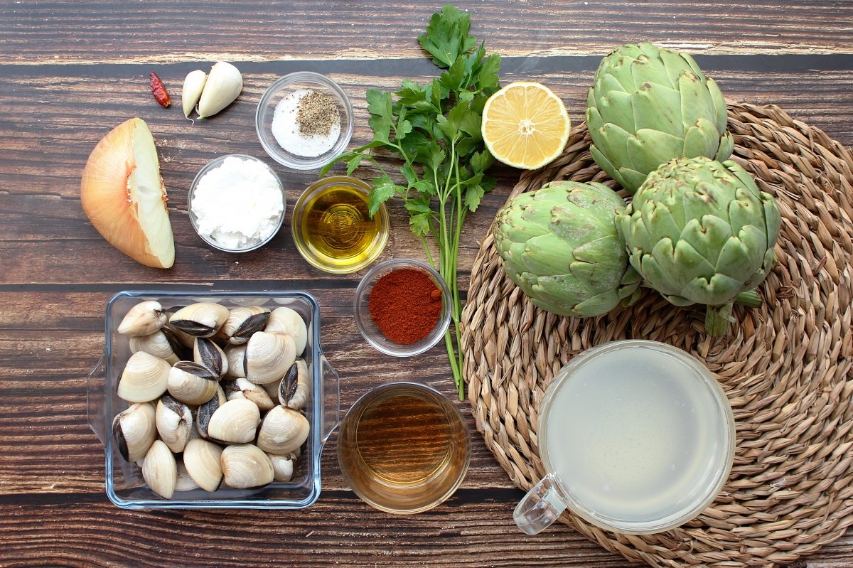 Vista de los ingredientes necesarios para hacer alcachofas con almejas