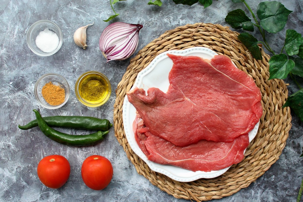 Vista de los ingredientes necesarios para hacer bistec a la mexicana