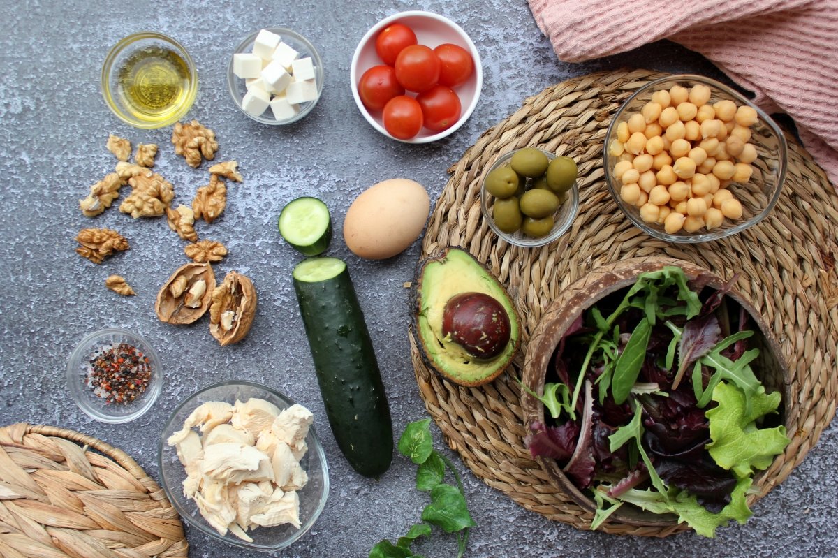 Vista de los ingredientes necesarios para hacer el poke bowl mediterráneo