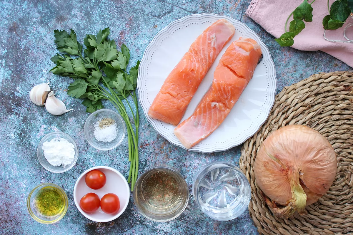 Salmón en salsa de cebolla 1 Vista de los ingredientes necesarios para hacer el salmón en salsa de cebolla