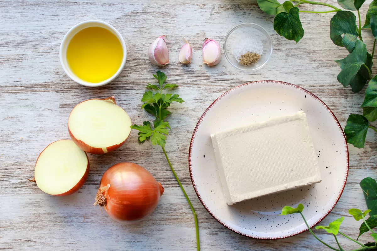 Vista de los ingredientes necesarios para hacer el tofu encebollado *