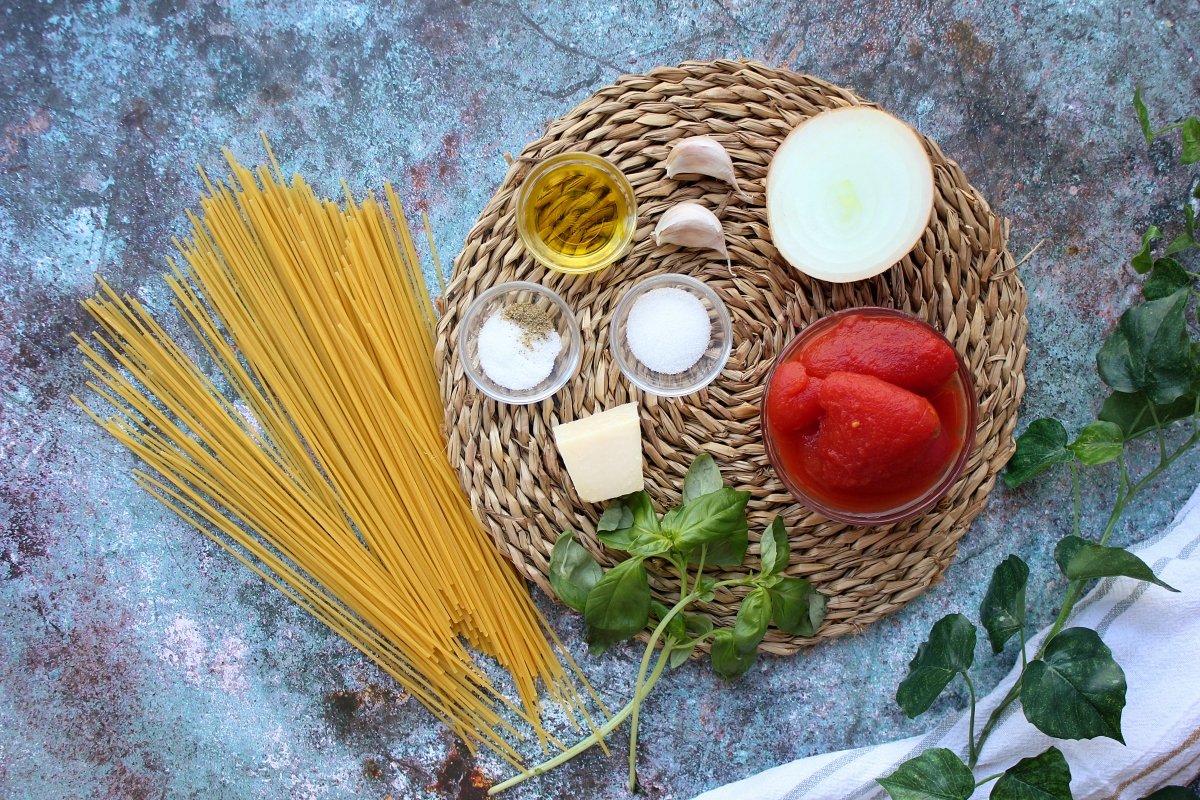 Vista de los ingredientes necesarios para hacer espaguetis a la napolitana