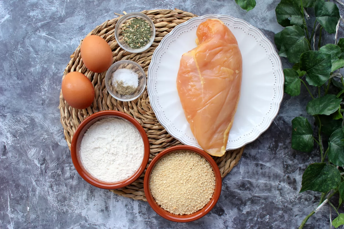 Vista de los ingredientes necesarios para hacer fingers de pollo *