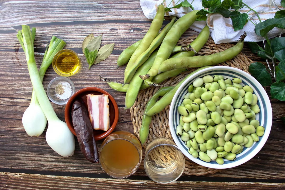 Vista de los ingredientes necesarios para hacer habas a la catalana