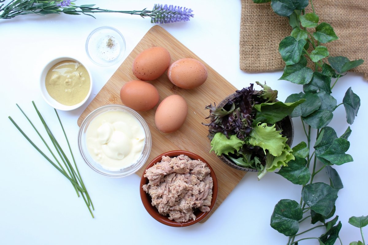 Ingredientes necesarios para hacer la ensalada de atún, huevo y mayonesa