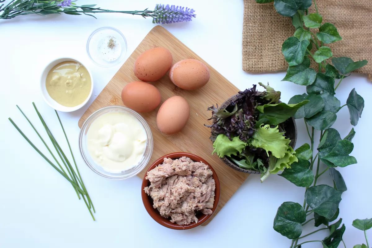 Ensalada de atún y huevo con mayonesa 1 Ingredientes necesarios para hacer la ensalada de atún, huevo y mayonesa