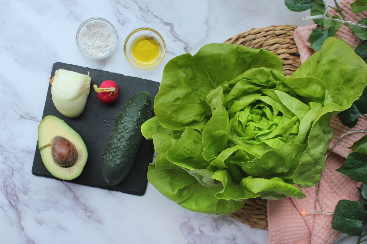 Vista de los ingredientes necesarios para hacer la ensalada verde de lechuga