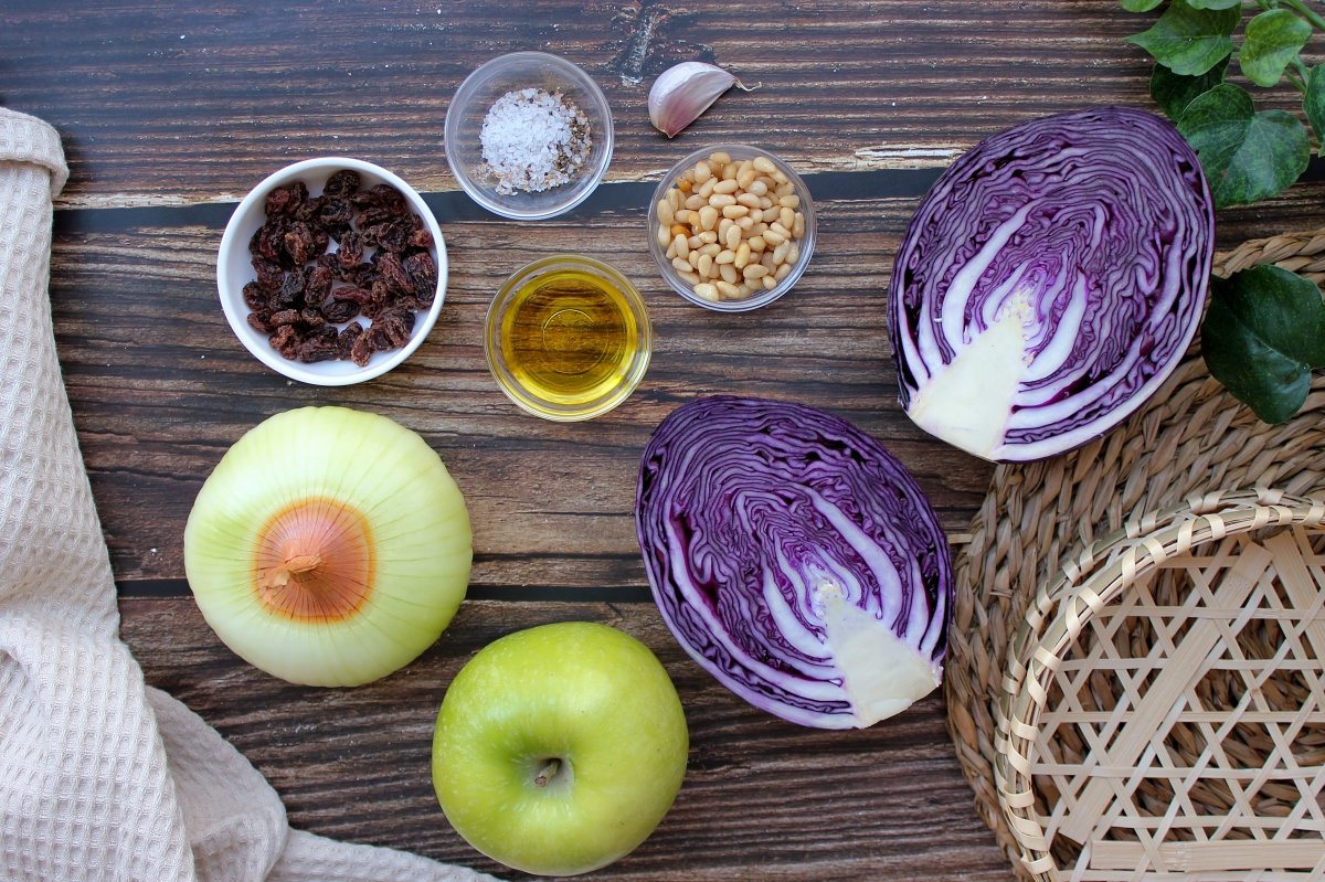 Vista de los ingredientes necesarios para hacer la lombarda con manzana