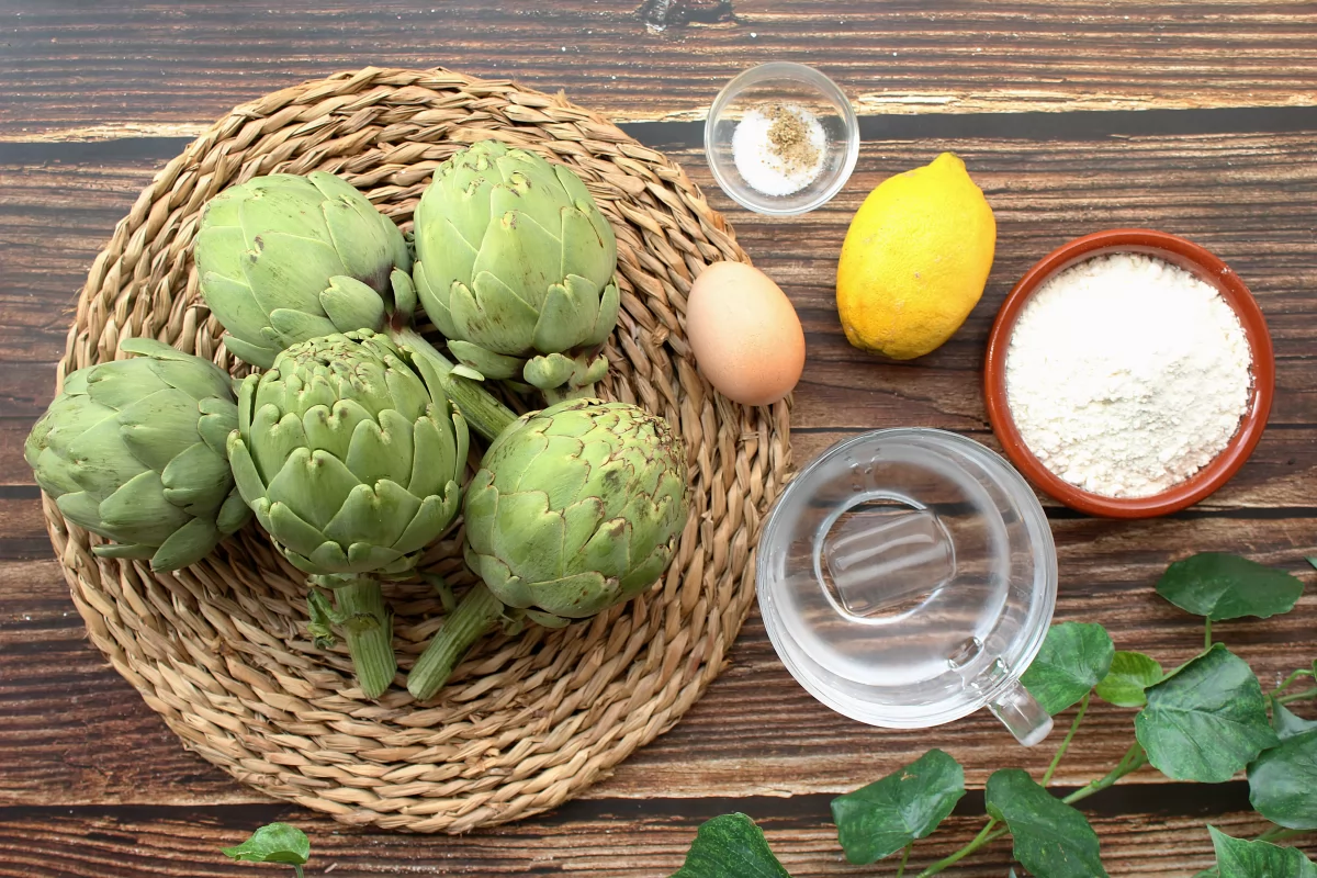 Alcachofas rebozadas 1 Vista de los ingredientes necesarios para hacer las alcachofas rebozadas *