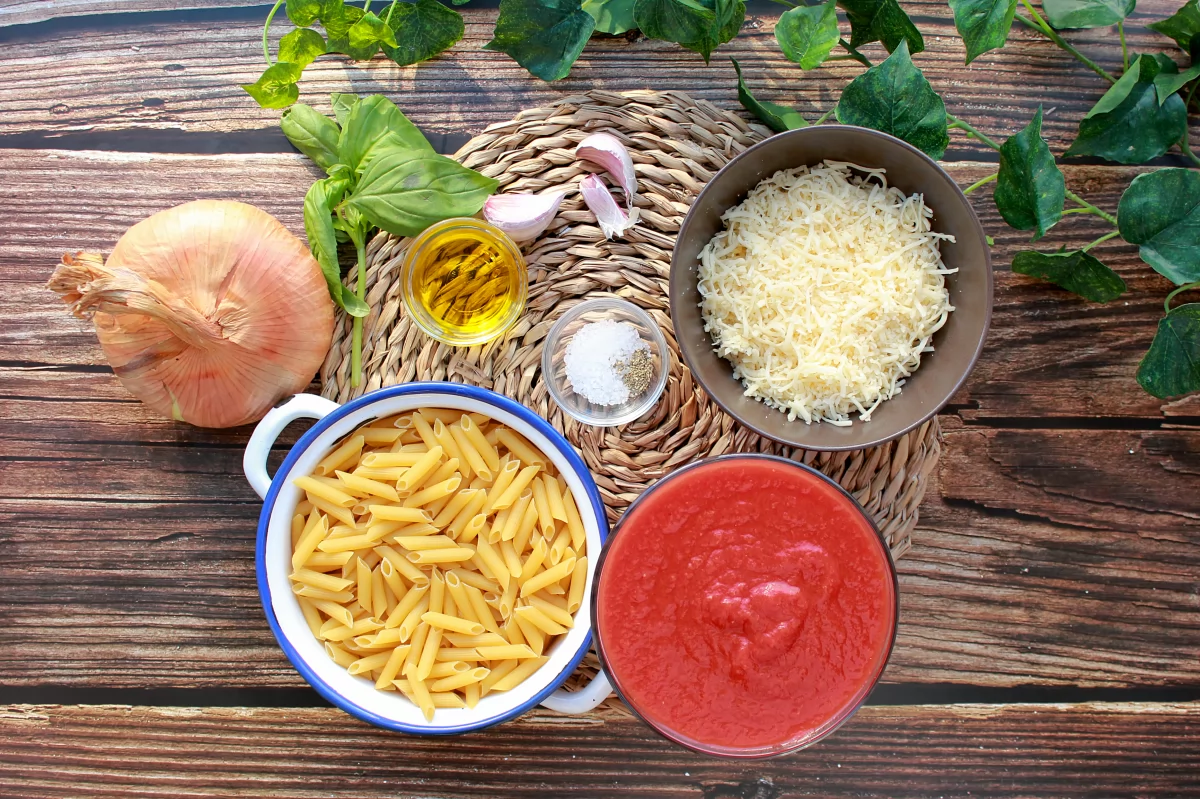 Vista de los ingredientes necesarios para hacer los macarrones al horno gratinados *