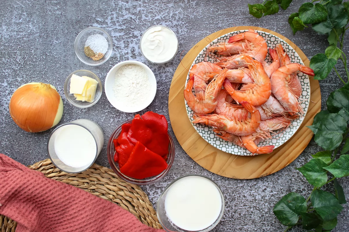 Vista de los ingredientes necesarios para hacer los pimientos del piquillo rellenos de langostinos