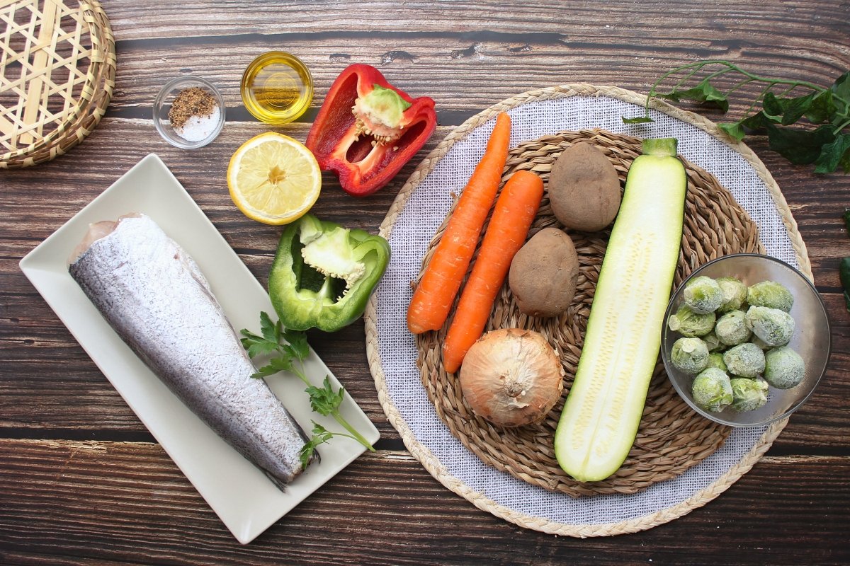 Vista de los ingredientes necesarios para hacer merluza con verduras al horno