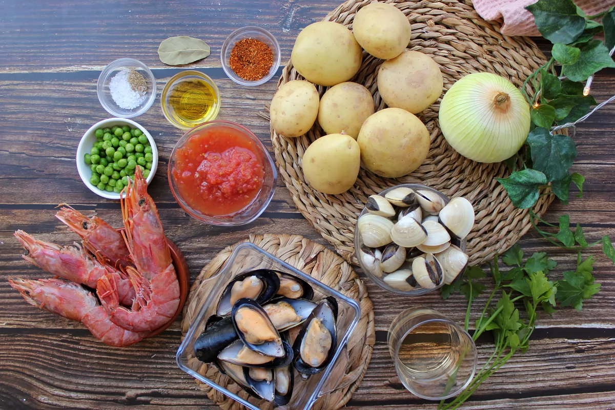 Vista de los ingredientes necesarios para hacer patatas a la marinera